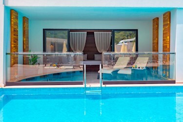 Luxury Suites Swim Up