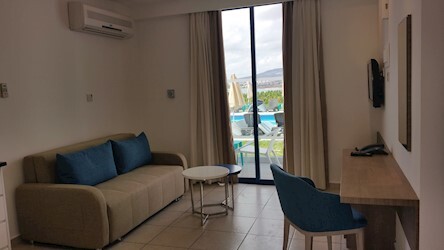 One Bedroom Suite Pool & Sea View