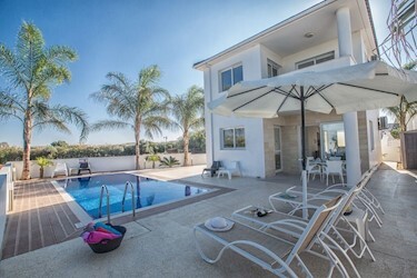 3 Bedroom House with Private Pool