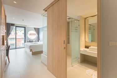 Premier Deluxe (Enclosed Bathroom)