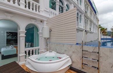 Deluxe Jacuzzi and Pool Access