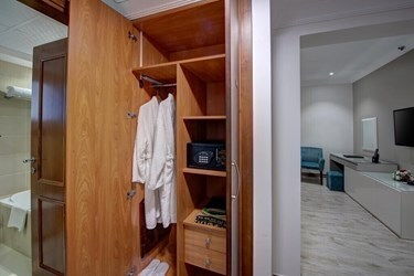 Deluxe Studio