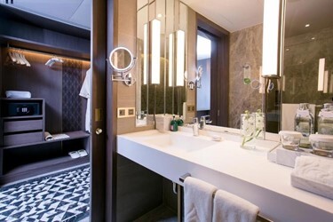 Superior Hollywood Room