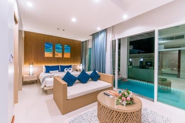 Honeymoon Pool Suite 