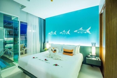 Honeymoon Pool Suite 