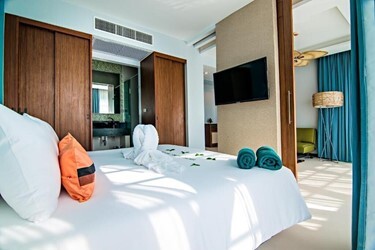 Honeymoon Pool Suite 