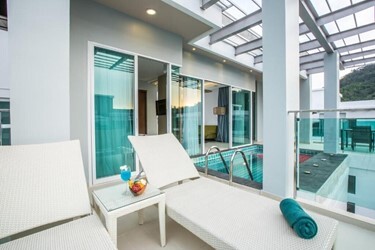 Honeymoon Pool Suite 