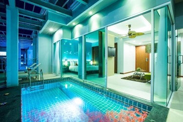 Honeymoon Pool Suite 