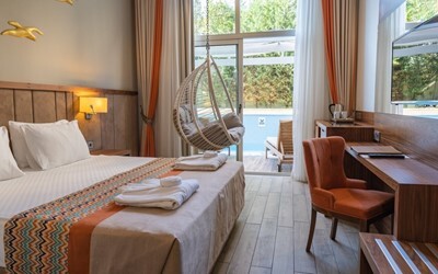 Swim Up Room