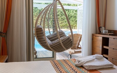 Swim Up Room