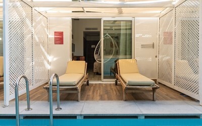 Swim Up Room