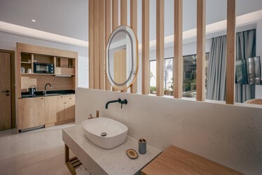 Deluxe Pool View Suite