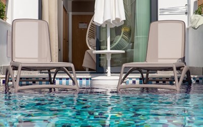 Swim Up Room