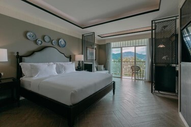 Deluxe Pool View Room