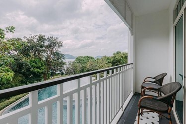 Deluxe Pool View Room