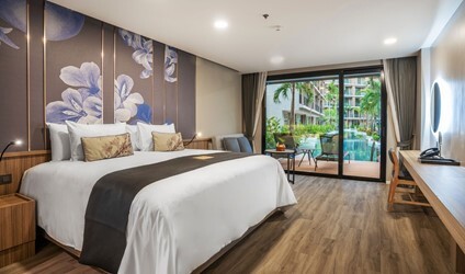 Flora Pool Access Room
