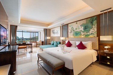 Bright City View Room