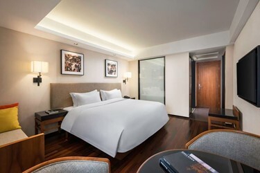 Four Seasons Urban Housing King Bed