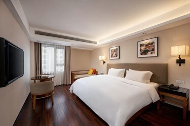 Four Seasons Urban Housing King Bed