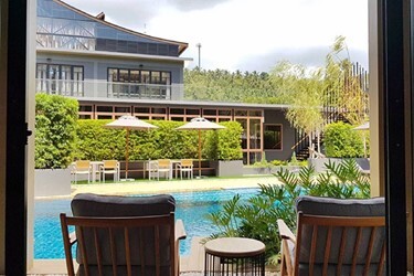Deluxe Pool Access