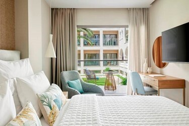 Family Room with Garden View