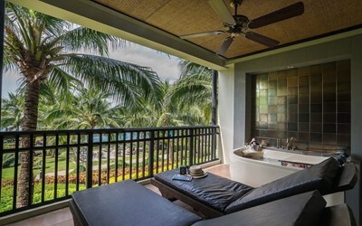 Sea View Grande Deluxe Buildinq