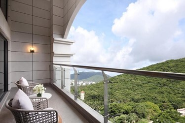 One King One Single Bed Suite with Mountain Viiew