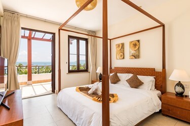 Two-Bedroom Suite with Ocean View and Kitchen
