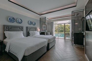 Deluxe Pool Access Room