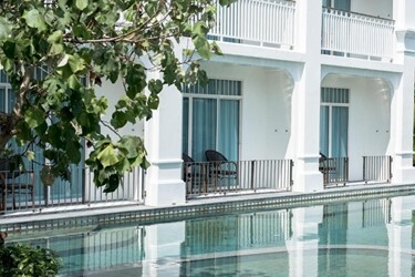 Deluxe Pool Access Room