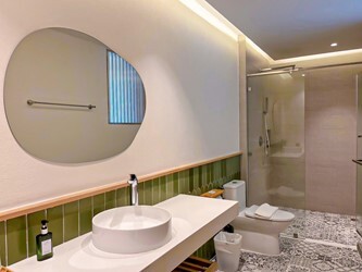 Deluxe Avenue Wing Room