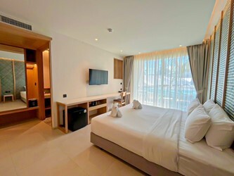 Deluxe Avenue Wing Room
