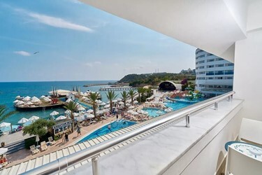 Standard Room with 2 Single Beds and Sea View 