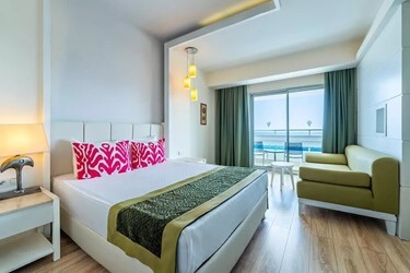 Familes-Couples Standard Room with Land/Sea View