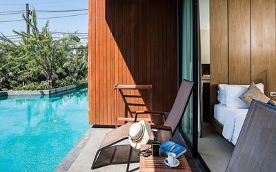 Pool Access Jacuzzi Deluxe