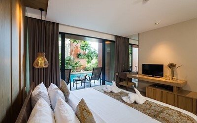 Pool Access Jacuzzi Deluxe