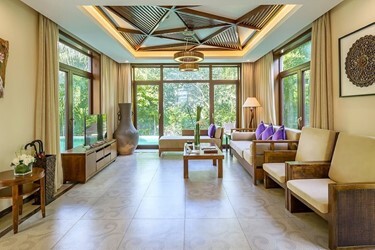 5 Bedrooms Villa