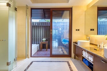 5 Bedrooms Villa