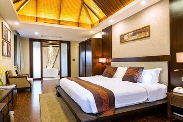 6 Bedrooms Villa
