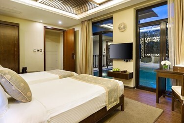 6 Bedrooms Villa