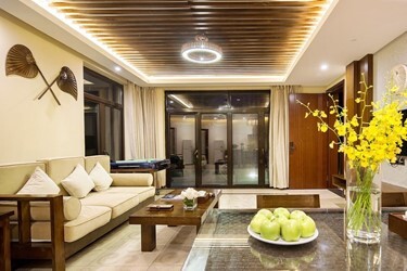 6 Bedrooms Villa