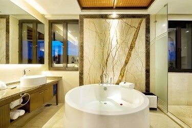 6 Bedrooms Villa