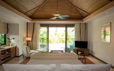Superior Oceanfront Pool Villa