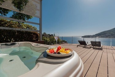 Penthouse 3 Bedroom Sea View Line