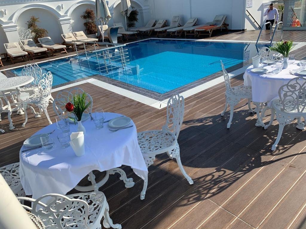 Отель Empire Hotel 4*