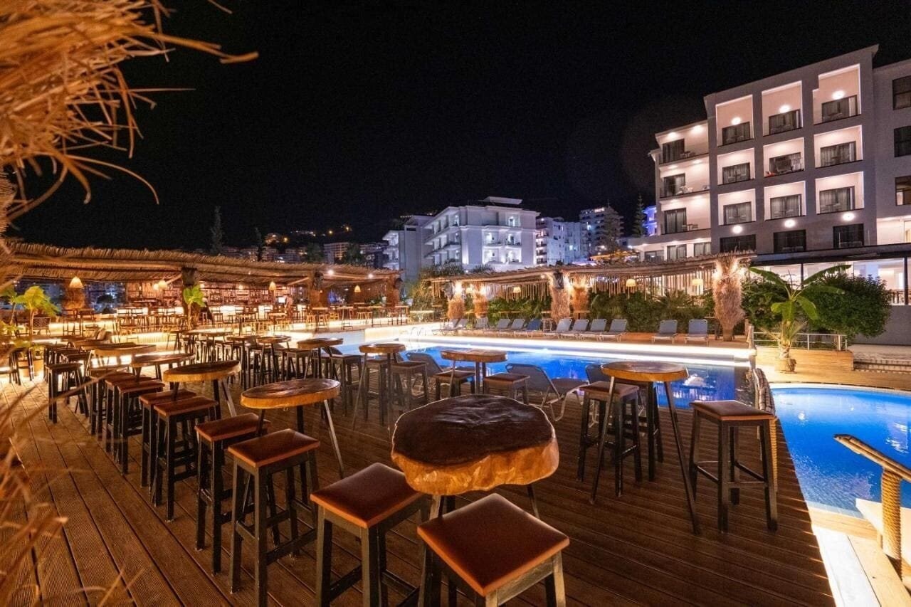 Grand Blue Aparthotel (ex. Grand, Riviera Apartments ) 3* фотосуреті