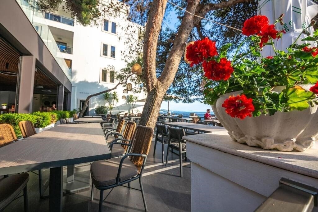 Jaroal Saranda Hotel 4* суреті
