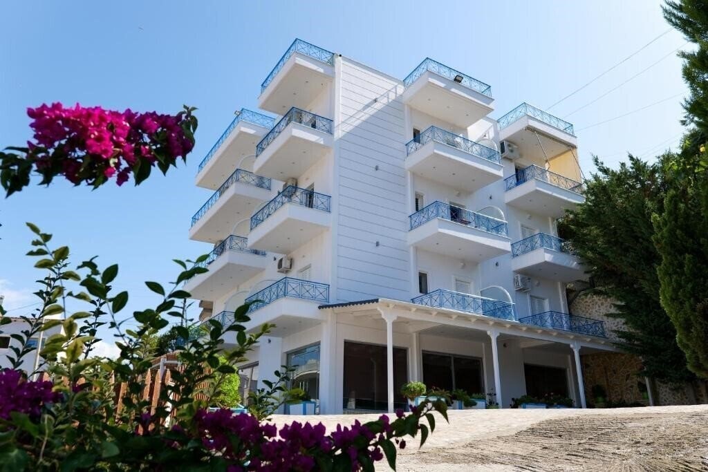 Отель Miracle Apartments 3*