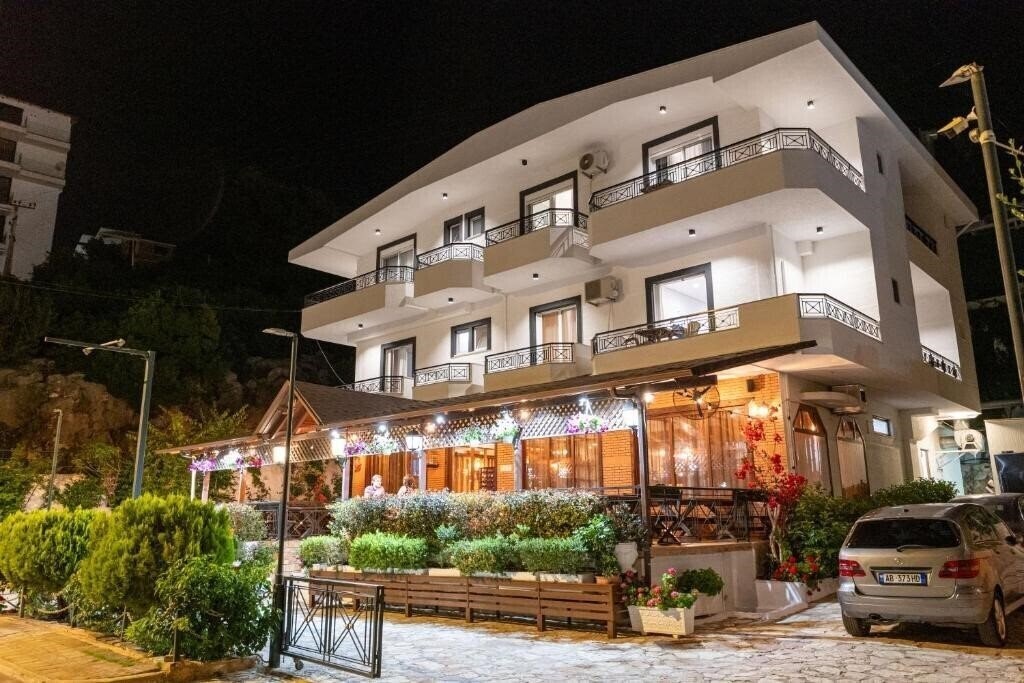 Отель Sunkissed Hotel 3*