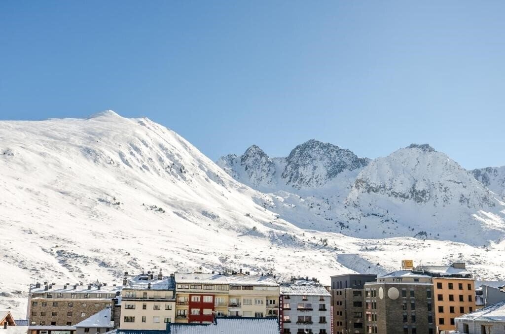 Cal Ruiz 3* суреті